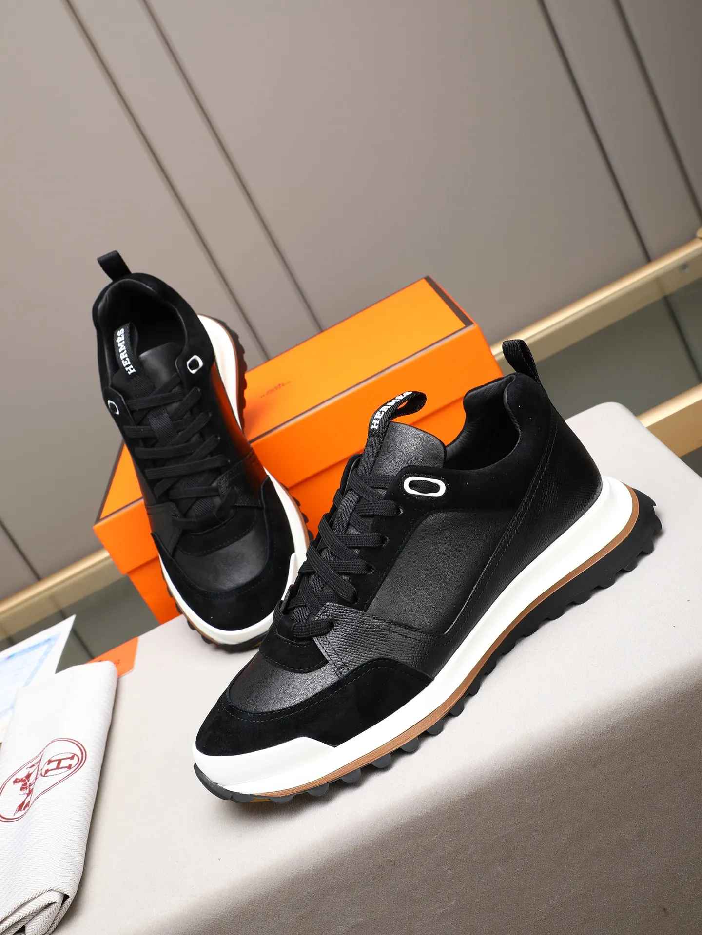 PP680【Hermes】fe new arrival~New Bouncing sneakers are the most comfortable shoes from Hermès. They are extremely light on the feet and look great. You won’t feel tired even when you go shopping and running around. 👍Very light and comfortable. Extremely light. Perfect for both sports and leisure. They feel great when you step on them! It’s up to you to choose, there’s always what you want~ ✔️Fabric: Imported first-layer cowhide ✔️Inner lining: Imported water-dyed cowhide ✔️Outsole: Seamless combination of IP+TPU (multi-color letters) German technology irradiation machine ✔️Code number: Male 38-44 (45 customized)